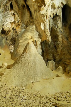 Polovragi Höhle